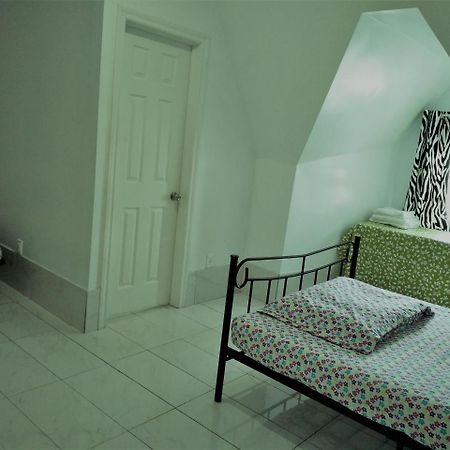 Chinatown Travellers Home Торонто Екстер'єр фото