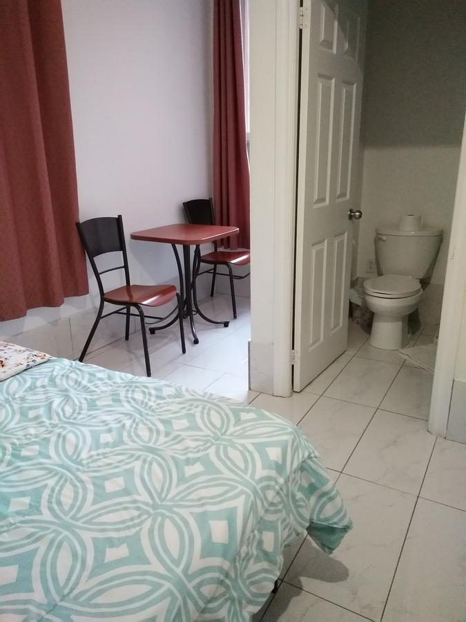 Chinatown Travellers Home Торонто Екстер'єр фото
