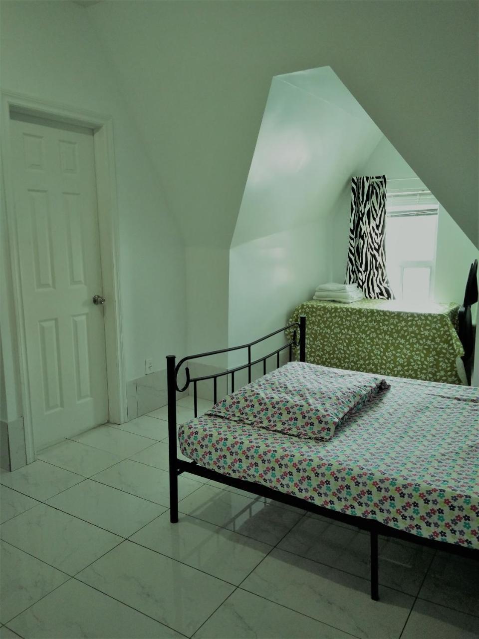 Chinatown Travellers Home Торонто Екстер'єр фото