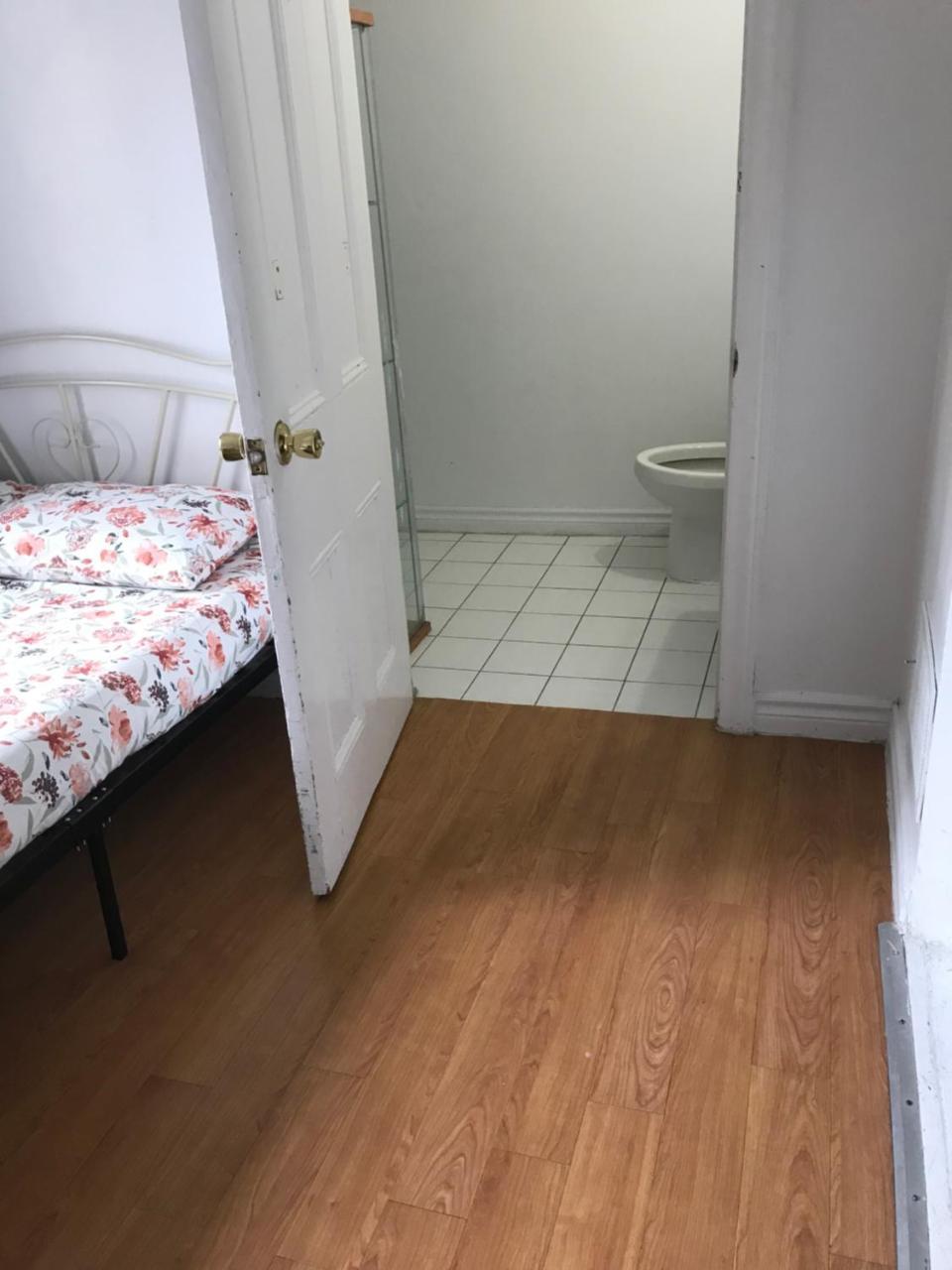 Chinatown Travellers Home Торонто Екстер'єр фото