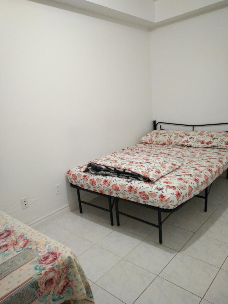 Chinatown Travellers Home Торонто Екстер'єр фото